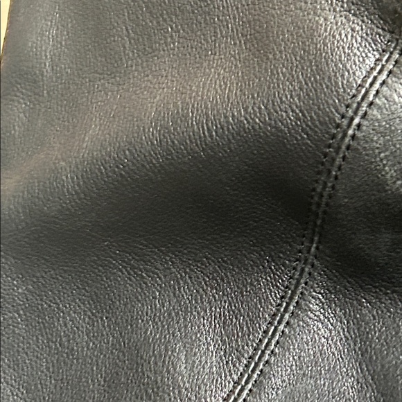 Elegant Black Leather Crossbody Bag - Picture 3 of 12